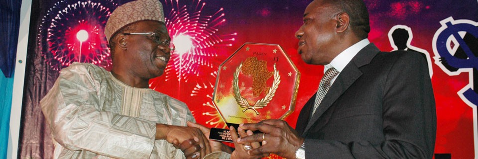 Remise du trophée au Président du Groupe Planor Afrique