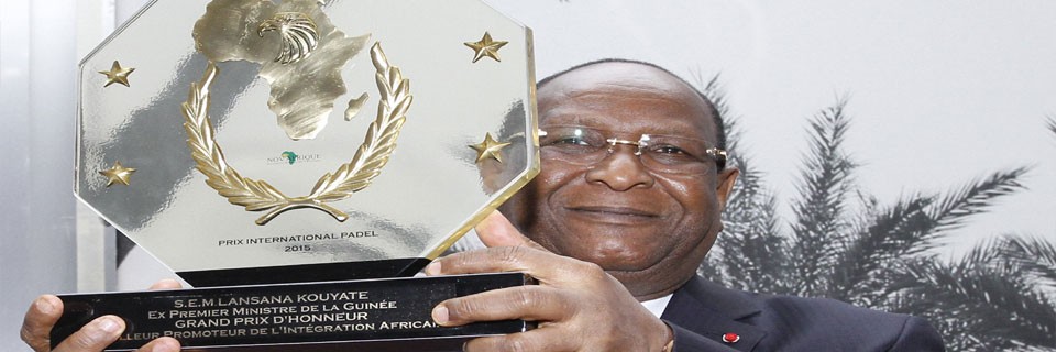 Le Premier Ministre Lansana Kouyaté brandissant fièrement son trophée